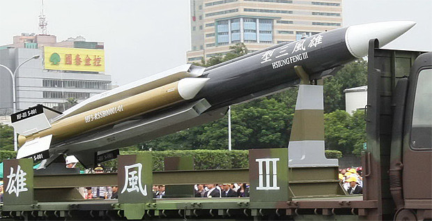 Phiên bản đất đối đất của tên lửa Hùng Phong-3 trong một cuộc diễu binh Phiên bản đất đối đất của tên lửa Hùng Phong-3 trong một cuộc diễu binh