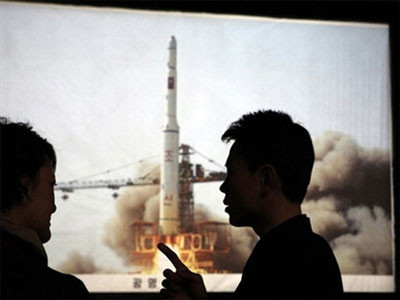 Hướng dẫn viên Triều Tiên (phải) nói chuyện với nhà báo nước ngoài gần bức ảnh về lần phóng vệ tinh vào năm 2009, trong một phòng trưng bày tại Bình Nhưỡng trước vụ phóng tên lửa hồi tháng 4-2012. Ảnh: AP. Hướng dẫn viên Triều Tiên (phải) nói chuyện với nhà báo nước ngoài gần bức ảnh về lần phóng vệ tinh vào năm 2009, trong một phòng trưng bày tại Bình Nhưỡng trước vụ phóng tên lửa hồi tháng 4-2012. Ảnh: AP.