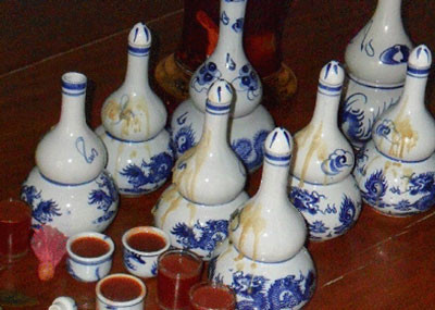 Ông G. (61 tuổi, ngụ thị xã Dĩ An, tỉnh Bình Dương) mua 8 bình “thần dược” nước lấy từ huyệt mộ gái trinh để chữa bệnh Ông G. (61 tuổi, ngụ thị xã Dĩ An, tỉnh Bình Dương) mua 8 bình “thần dược” nước lấy từ huyệt mộ gái trinh để chữa bệnh