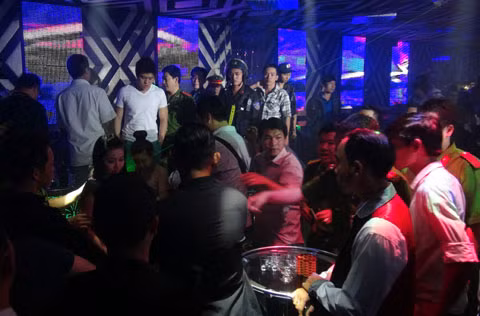 Phía bên trong chật kín khách. Ảnh: Quốc Thắng.