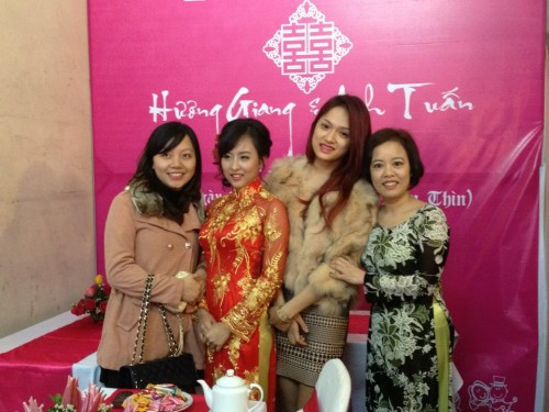Bức ảnh Hương Giang chụp cùng chị gái trong lễ ăn hỏi vừa diễn ra cách đây ít giờ