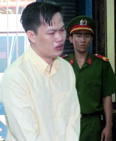 Bị cáo Thắng quay xuống xin lỗi gia đình bị hại và khóc nức nở trong phần nói lời sau cùng. Ảnh: Hải Duyên. Bị cáo Thắng quay xuống xin lỗi gia đình bị hại và khóc nức nở trong phần nói lời sau cùng. Ảnh: Hải Duyên.