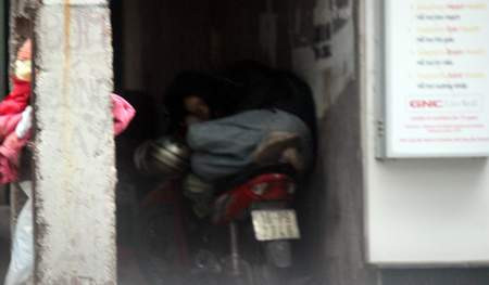 Đồ dùng được giắt trên cột điện và ngủ ngon lành ngay tại vỉa hè, bất kể ngày đêm, đông hè.