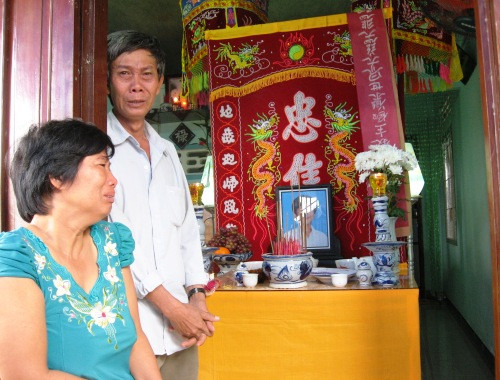 Cha mẹ nạn nhân bị đánh hội đồng đến chết không cầm được nước mắt bên bàn thờ con trai.
