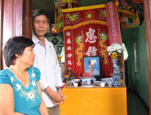 Cha mẹ nạn nhân bị đánh hội đồng đến chết không cầm được nước mắt bên bàn thờ con trai. Cha mẹ nạn nhân bị đánh hội đồng đến chết không cầm được nước mắt bên bàn thờ con trai.