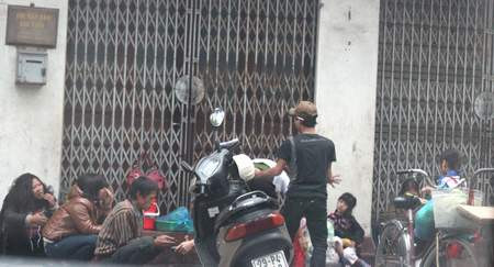 Vỉa hè ngôi nhà 188 Trần Phú - Ngô Quyền - Hải Phòng thường xuyên có 1 nhóm các đối tượng bất hảo án ngữ.