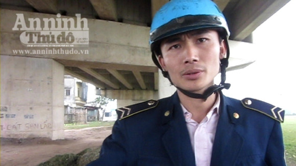 Mặc sắc phục nhưng không mang phù hiệu Mặc sắc phục nhưng không mang phù hiệu