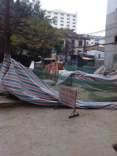 Hà Nội: Thùng sắt 1 tấn bất ngờ rơi, nam thanh niên đi đường tử nạn ảnh 1 Hà Nội: Thùng sắt 1 tấn bất ngờ rơi, nam thanh niên đi đường tử nạn ảnh 1