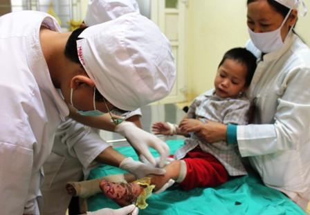 Các bác sỹ đang kiểm tra vết thương của cháu Cói Các bác sỹ đang kiểm tra vết thương của cháu Cói