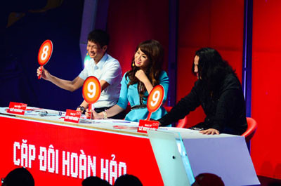 Ba giám khảo của "Cặp đôi hoàn hảo" hoàn thành đêm mở màn một cách an toàn và khá phóng tay trong việc cho điểm cao mặc dù phần lớn các tiết mục đều không mấy hấp dẫn, đặc biệt là so với mùa thi đầu tiên. Ba giám khảo của "Cặp đôi hoàn hảo" hoàn thành đêm mở màn một cách an toàn và khá phóng tay trong việc cho điểm cao mặc dù phần lớn các tiết mục đều không mấy hấp dẫn, đặc biệt là so với mùa thi đầu tiên.