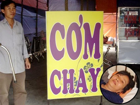 Bà Phụng đang nằm cấp cứu tại bệnh viện (ảnh nhỏ) và quán ăn chay nơi xảy ra sự việc. Bà Phụng đang nằm cấp cứu tại bệnh viện (ảnh nhỏ) và quán ăn chay nơi xảy ra sự việc.