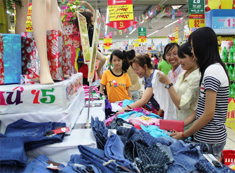 Chương trình ưu đãi tại BigC lần này sẽ kéo dài 14 ngày (18/6 – 1/7/2013), với hơn 1.200 mặt hàng bao gồm thực phẩm khô, thực phẩm tươi sống, hoá mỹ phẩm, thời trang, đồ gia dụng, điện máy... giảm giá ưu đãi từ 5- 50%.