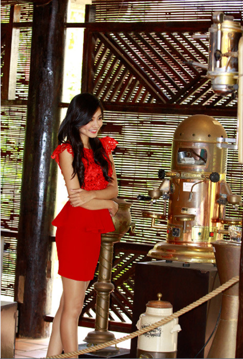 Giữa những hiện vật độc đáo về cà phê của nhiều châu lục, Ngân tươi cười sảng khoái. Giữa những hiện vật độc đáo về cà phê của nhiều châu lục, Ngân tươi cười sảng khoái.