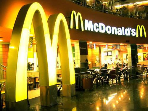 McDonald's -“cây cổng vàng “M” kinh điển”. McDonald's -“cây cổng vàng “M” kinh điển”.