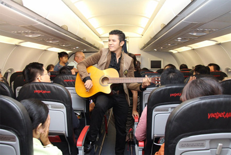 “Bữa tiệc” âm nhạc trên tàu bay ấn tượng với phần đánh đàn guitar “mộc mạc” mang phong cách acoustic. “Bữa tiệc” âm nhạc trên tàu bay ấn tượng với phần đánh đàn guitar “mộc mạc” mang phong cách acoustic.