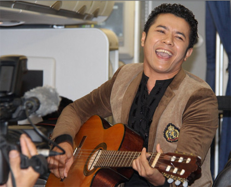 Chàng ca sĩ đã mang đến cho hành khách những ca khúc rực cháy hơi thở cao nguyên. Chàng ca sĩ đã mang đến cho hành khách những ca khúc rực cháy hơi thở cao nguyên.