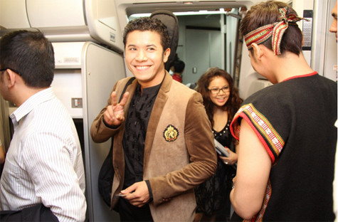 Kasim Hoàng Vũ cùng mẹ là ca sĩ Bích Phượng trên tàu bay VietJetAir. Kasim Hoàng Vũ cùng mẹ là ca sĩ Bích Phượng trên tàu bay VietJetAir.