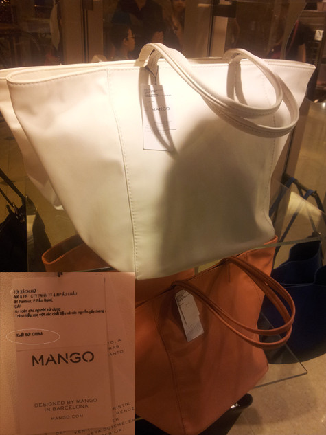 Những chiếc túi xách được bày bán tại Tràng Tiền Plaza có nguồn gốc từ Trung Quốc, giá cao ngất ngưởng. Những chiếc túi xách được bày bán tại Tràng Tiền Plaza có nguồn gốc từ Trung Quốc, giá cao ngất ngưởng.