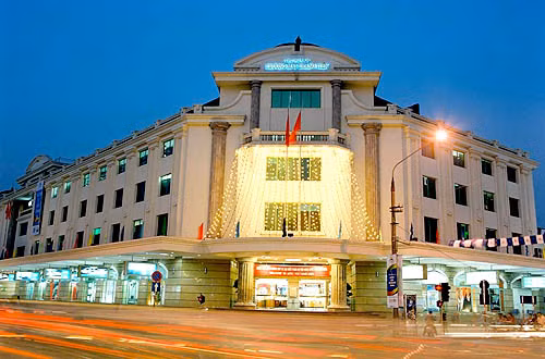 Khách ngỡ ngàng với hàng hiệu Made in China tại Tràng Tiền Plaza