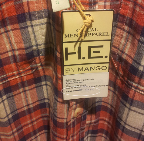 Trên nhãn mác của chiếc áo hiệu H.E, ban đầu in chữ “xuất xứ Marruecos” tuy nhiên, sau đó lại bị gạch, xóa đi và viết vào đó chữ “China” bằng nét bút bi thay thế. Trên nhãn mác của chiếc áo hiệu H.E, ban đầu in chữ “xuất xứ Marruecos” tuy nhiên, sau đó lại bị gạch, xóa đi và viết vào đó chữ “China” bằng nét bút bi thay thế.