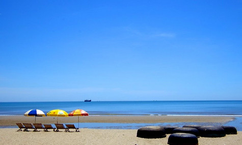 30/4 – 1/5 là giai đoạn bước vào đầu hè, vì vậy các địa điểm du lịch với khí hậu mát mẻ hay tour "trốn nắng" thu hút được nhiều du khách. (Ảnh biển Cửa Lò)