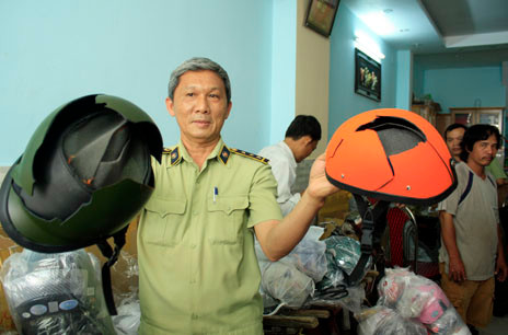 Hàng loạt mũ bảo hiểm rởm lưu thông trên thị trường (Ảnh: DT) Hàng loạt mũ bảo hiểm rởm lưu thông trên thị trường (Ảnh: DT)