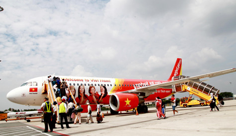 Máy bay VietjetAir mang mầu cờ sắc áo Vietnam ra quốc tế . Máy bay VietjetAir mang mầu cờ sắc áo Vietnam ra quốc tế .