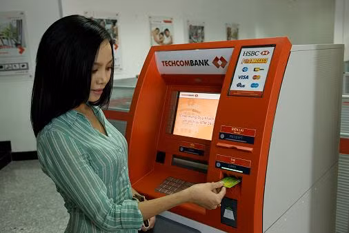 Thẻ ATM bị trừ tiền oan, khách mòn mỏi chờ Agribank giải quyết ảnh 3 GĐ Trung tâm thẻ Techcombank bày cách rút tiền ATM hiệu quả nhất