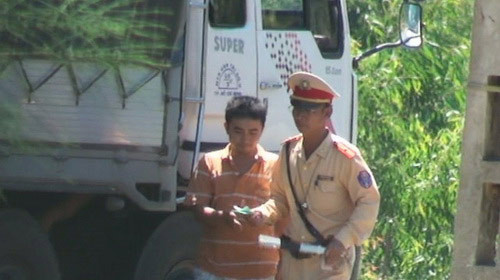 Theo GS Nguyễn Lân Dũng, chuyện mãi lộ của Cảnh sát giao thông ai cũng biết nhưng có lẽ không có cách gì khắc phục nổi. Theo GS Nguyễn Lân Dũng, chuyện mãi lộ của Cảnh sát giao thông ai cũng biết nhưng có lẽ không có cách gì khắc phục nổi.