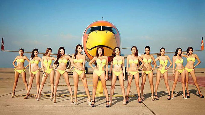Bộ lịch với các phụ nữ mặc bikini trước chiếc máy bay của Hãng Nok Air bị Bộ Văn hóa Thái Lan chỉ trích - Ảnh: SMH Bộ lịch với các phụ nữ mặc bikini trước chiếc máy bay của Hãng Nok Air bị Bộ Văn hóa Thái Lan chỉ trích - Ảnh: SMH