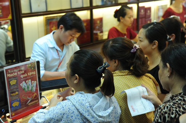 Các cửa hàng vàng dự đoán, lượng khách tới mua sẽ tiếp tục tăng mạnh trong những ngày tới khi giá vàng đang ở mức thấp. Các cửa hàng vàng dự đoán, lượng khách tới mua sẽ tiếp tục tăng mạnh trong những ngày tới khi giá vàng đang ở mức thấp.