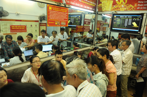 Người dân đổ xô đi mua - bán vàng. Hiện lượng khách mua vào đang áp đảo lượng khách bán ra. (Ảnh chụp ngày 27/6/2013) Người dân đổ xô đi mua - bán vàng. Hiện lượng khách mua vào đang áp đảo lượng khách bán ra. (Ảnh chụp ngày 27/6/2013)