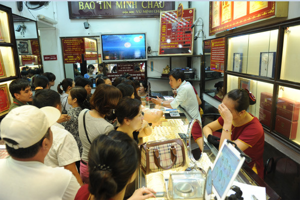 Chủ yếu khách tới mua vàng miếng, nhẫn tròn, còn khách tới bán vàng chiếm tỷ lệ rất ít. Chủ yếu khách tới mua vàng miếng, nhẫn tròn, còn khách tới bán vàng chiếm tỷ lệ rất ít.