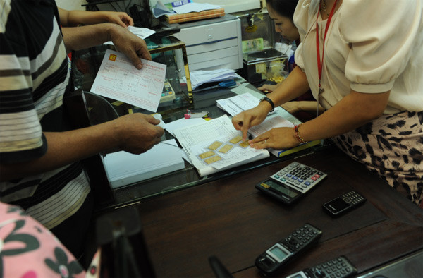 "Những người có tiền, có nhu cầu mua vàng tích trữ nên giao dịch bình thường” – Đại diện của Bảo Tín Minh Châu nhấn mạnh. "Những người có tiền, có nhu cầu mua vàng tích trữ nên giao dịch bình thường” – Đại diện của Bảo Tín Minh Châu nhấn mạnh.