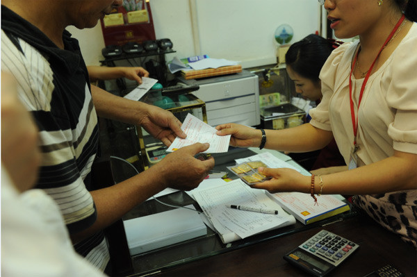 Tuy nhiên, các chuyên gia kinh tế, các nhà đầu tư giàu kinh nghiệm khuyên nhà đầu tư và người dân không nên mua – bán chạy theo xu hướng số đông trong thời điểm chưa có thông tin hỗ trợ rõ ràng từ thị trường để tránh gặp rủi ro. Tuy nhiên, các chuyên gia kinh tế, các nhà đầu tư giàu kinh nghiệm khuyên nhà đầu tư và người dân không nên mua – bán chạy theo xu hướng số đông trong thời điểm chưa có thông tin hỗ trợ rõ ràng từ thị trường để tránh gặp rủi ro.