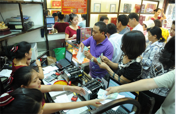 Ngày hôm qua 27/6, khi giá vàng trên thị trường thế giới giảm (do thị trường chứng khoán Mỹ tăng, bên cạnh hoạt động bán ra ồ ạt của nhà đầu tư), thì giá vàng trong nước cũng“rơi thẳng đứng”, giá mua vào đã “thủng” mốc 37 triệu đồng/lượng. Ngày hôm qua 27/6, khi giá vàng trên thị trường thế giới giảm (do thị trường chứng khoán Mỹ tăng, bên cạnh hoạt động bán ra ồ ạt của nhà đầu tư), thì giá vàng trong nước cũng“rơi thẳng đứng”, giá mua vào đã “thủng” mốc 37 triệu đồng/lượng.