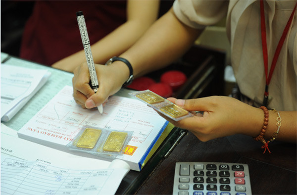 Trong khi đó, không ít người có mặt tại các cửa hàng vàng sáng nay cũng cho hay sẽ tiếp tục nghe ngóng, nếu giá vàng xuống thêm họ sẽ bung tiền mua với số lượng lớn. Trong khi đó, không ít người có mặt tại các cửa hàng vàng sáng nay cũng cho hay sẽ tiếp tục nghe ngóng, nếu giá vàng xuống thêm họ sẽ bung tiền mua với số lượng lớn.