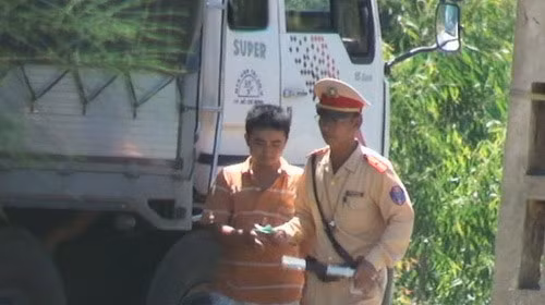 Theo GS Nguyễn Lân Dũng, chuyện mãi lộ của Cảnh sát giao thông ai cũng biết nhưng có lẽ không có cách gì khắc phục nổi.