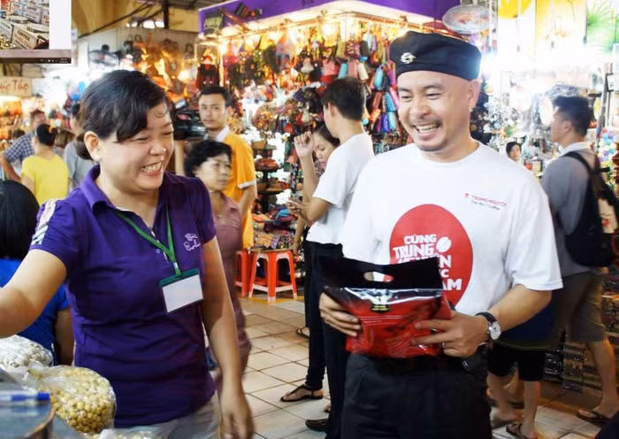 Theo TS.Lương Hoài Nam: Đặng Lê Nguyên Vũ không nên chế giễu "người khổng lồ" Starbucks. (Ảnh: Trung Nguyên)