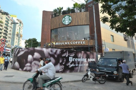 Starbucks đã chính thức treo logo tại khách sạn 5 sao New World, quận 1, TP.HCM (Hình ảnh được lan truyền trên cộng đồng cư dân mạng) Starbucks đã chính thức treo logo tại khách sạn 5 sao New World, quận 1, TP.HCM (Hình ảnh được lan truyền trên cộng đồng cư dân mạng)