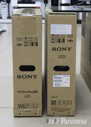 Vỏ hộp của model KDL-32W674A (bên trái, ra năm 2013) vẫn có chữ LED, còn model KLV-32EX330 (bên phải, ra năm 2012) cũng dùng công nghệ đèn nền LED nhưng ghi dòng chữ LCD TV (Ảnh: Review)