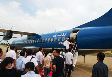 Theo ghi nhận của các hãng hàng không: Vé từ HN đi Tp.HCM từ mùng 10 Tết trở đi đã hết, phải đến khoảng ngày 15 Tết, tình trạng quá tải này mới giảm dần đi. (Ảnh minh họa) Theo ghi nhận của các hãng hàng không: Vé từ HN đi Tp.HCM từ mùng 10 Tết trở đi đã hết, phải đến khoảng ngày 15 Tết, tình trạng quá tải này mới giảm dần đi. (Ảnh minh họa)