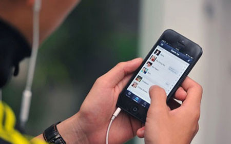 Số lượng người dùng smartphone với các ứng dụng OTT ngày càng nhiều - thực tế này đã và đang góp phần làm tụt giảm doanh thu của các nhà mạng. Số lượng người dùng smartphone với các ứng dụng OTT ngày càng nhiều - thực tế này đã và đang góp phần làm tụt giảm doanh thu của các nhà mạng.