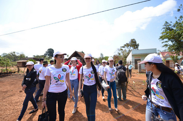 Xe vừa đổ trước nhà Dài của Ma Khương tại Nông trường Eatul là y như rằng các Đại sứ “nhập hội” thích thú, các bạn vào chào hỏi chủ nhà Ma Khương, dùng trà và trò chuyện thân mật cùng gia đình. Xe vừa đổ trước nhà Dài của Ma Khương tại Nông trường Eatul là y như rằng các Đại sứ “nhập hội” thích thú, các bạn vào chào hỏi chủ nhà Ma Khương, dùng trà và trò chuyện thân mật cùng gia đình.