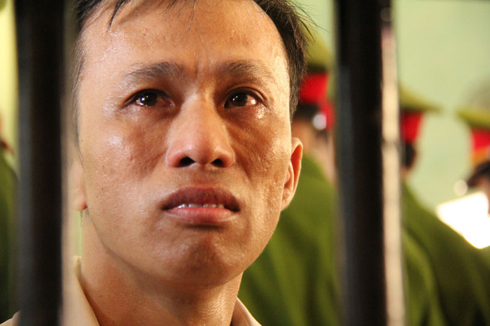 Nguyễn Đức Tiềm khóc lớn trước sự phản ứng dữ dội từ phía người dân dự phiên tòa Nguyễn Đức Tiềm khóc lớn trước sự phản ứng dữ dội từ phía người dân dự phiên tòa