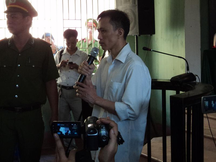 Tiềm bất ngờ quay xuống, nói lời xin lỗi Tiềm bất ngờ quay xuống, nói lời xin lỗi