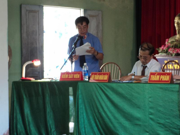 Kiểm sát viên Nguyễn Công Hoan đọc bản luận tội Kiểm sát viên Nguyễn Công Hoan đọc bản luận tội