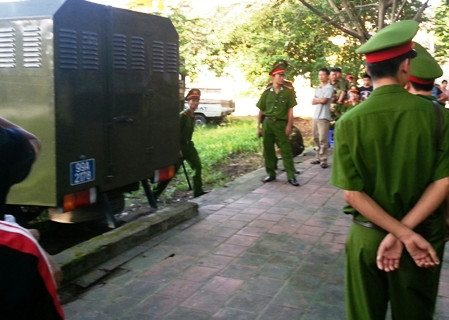 Xe bịt bùng đưa Tiềm đến phiên xét xử Xe bịt bùng đưa Tiềm đến phiên xét xử