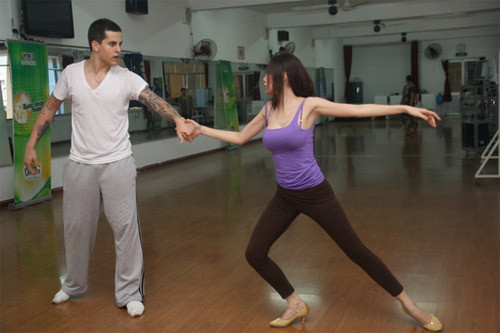 Ba tháng tham gia cuộc thi Bước nhảy Hoàn vũ 2011, Thủy Tiên đã cho công chúng thấy một hình ảnh hoàn toàn khác về mình. Đó là hình ảnh một Thủy Tiên lao động luyện tập hăng say, kỷ luật và luôn khát khao chinh phục..