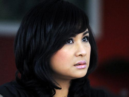 Thanh Lam chật vật làm mới mình. Thanh Lam chật vật làm mới mình.